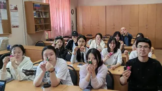В институте международного образования прошел мастер-класс по пошиву пасхальных птичек