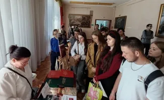 Студенты-историки познакомились с редкими архивными материалами 