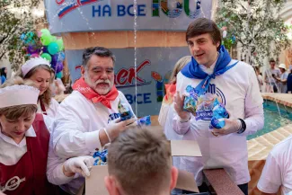 Сергей Кравцов открыл в ГУМе выставку к 100-летию МДЦ «Артек»