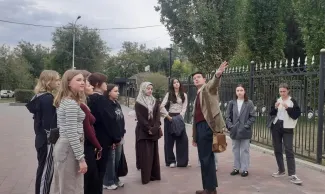 Первокурсники Института иностранных языков побывали на пешеходной экскурсии «Ступени истории»