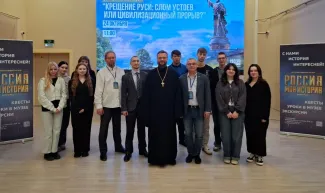 Студенты института исторического и правового образования  -  участники дискуссионного клуба в историческом парке «Россия моя история