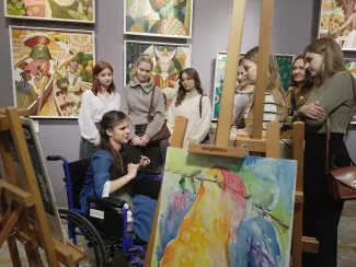 Студенты института социальной и коррекционной педагогики - активные участники выставки-акции художественных работ А. Коняхиной «С солнцем по жизни»