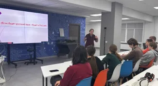 «Картина мира в языках разных типов»: очередное занятие в Школе юного русиста