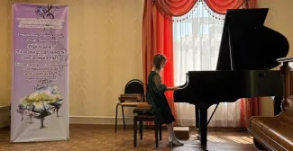 Профессор ВГСПУ оценивает  мастерство юных пианистов: в Волгограде прошел конкурс «От классики до современности»