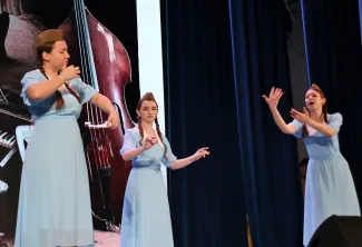 В ВГСПУ состоялся Гала-концерт IX Всероссийского фестиваля жестовой песни «Поющие руки»