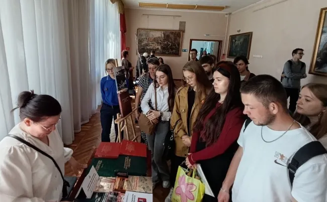 Студенты-историки познакомились с редкими архивными материалами 