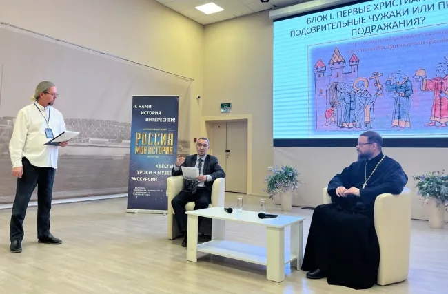 Студенты института исторического и правового образования  -  участники дискуссионного клуба в историческом парке «Россия моя история