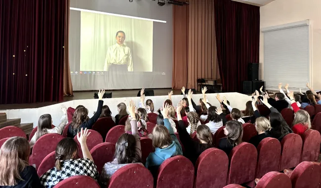 •	Магистрантка ИРиЯС представила институт на круглом столе в Оренбурге