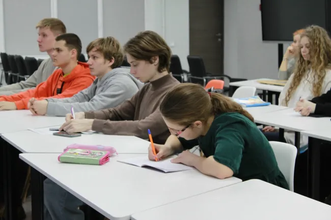 «Картина мира в языках разных типов»: очередное занятие в Школе юного русиста